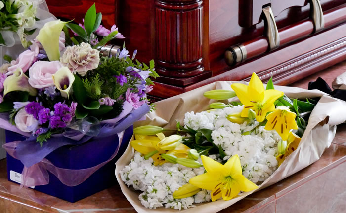 献花台とは献花の際使われるもの｜献花の意味とお葬式（葬儀）における花の役割