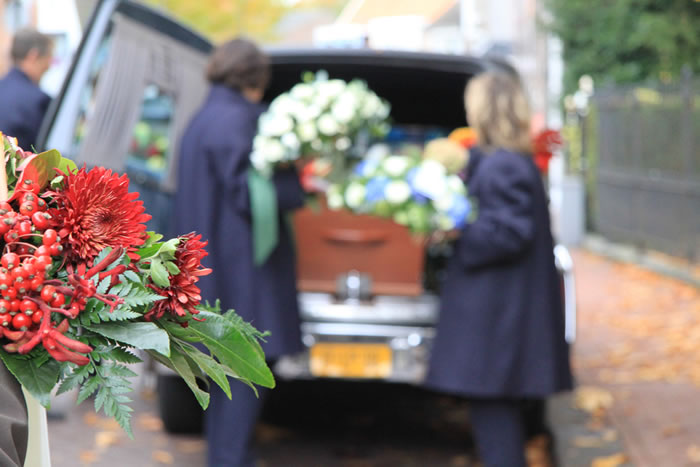別れ花とは｜納棺・出棺の際に添えるお花の種類と費用の相場を解説