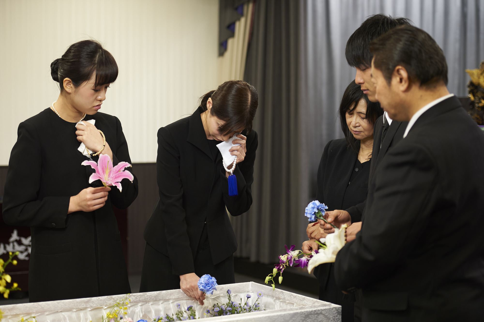 家族葬とは家族だけで行う葬儀じゃない？家族葬のやり方・流れ・参列者の範囲